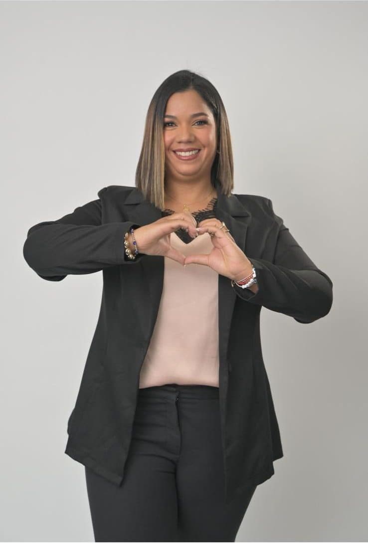 Carla Diaz en su sesion de fotos, formando un corazon con las manos